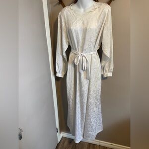 Linda Lingerie White Floral Jacquard Maxi Robe P/S it’s 22 PTP fits to XL